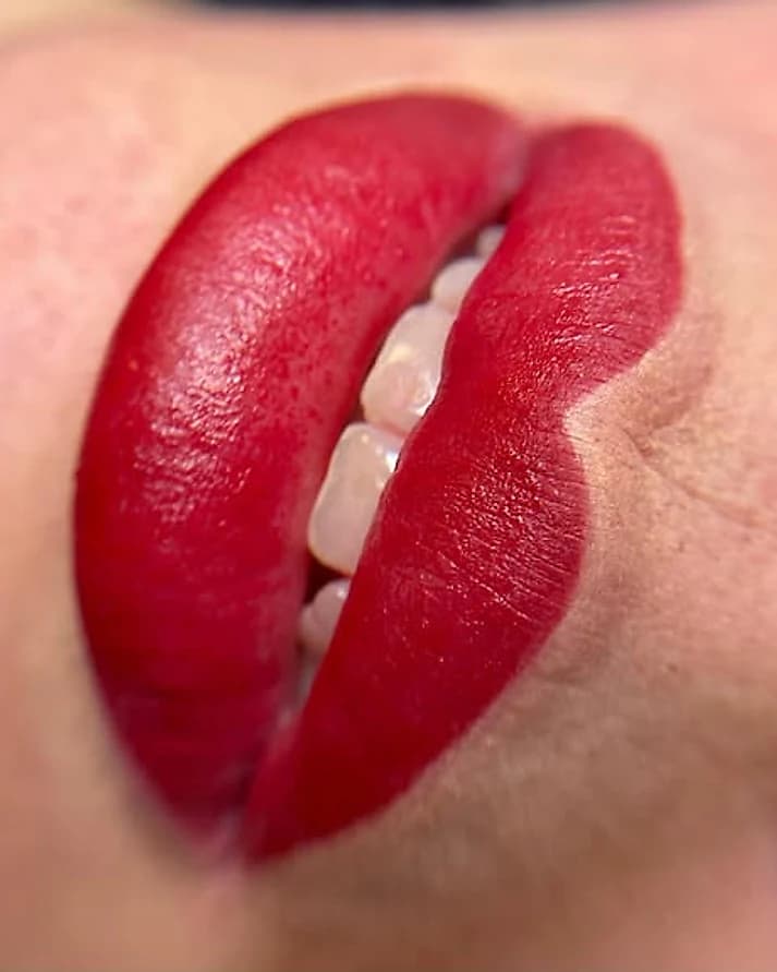 Labios con micropigmentación en efecto fresa, color intenso