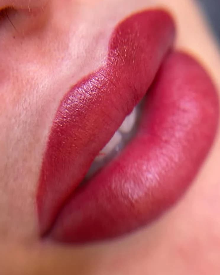 Resultado de micropigmentación de labios en tono natural