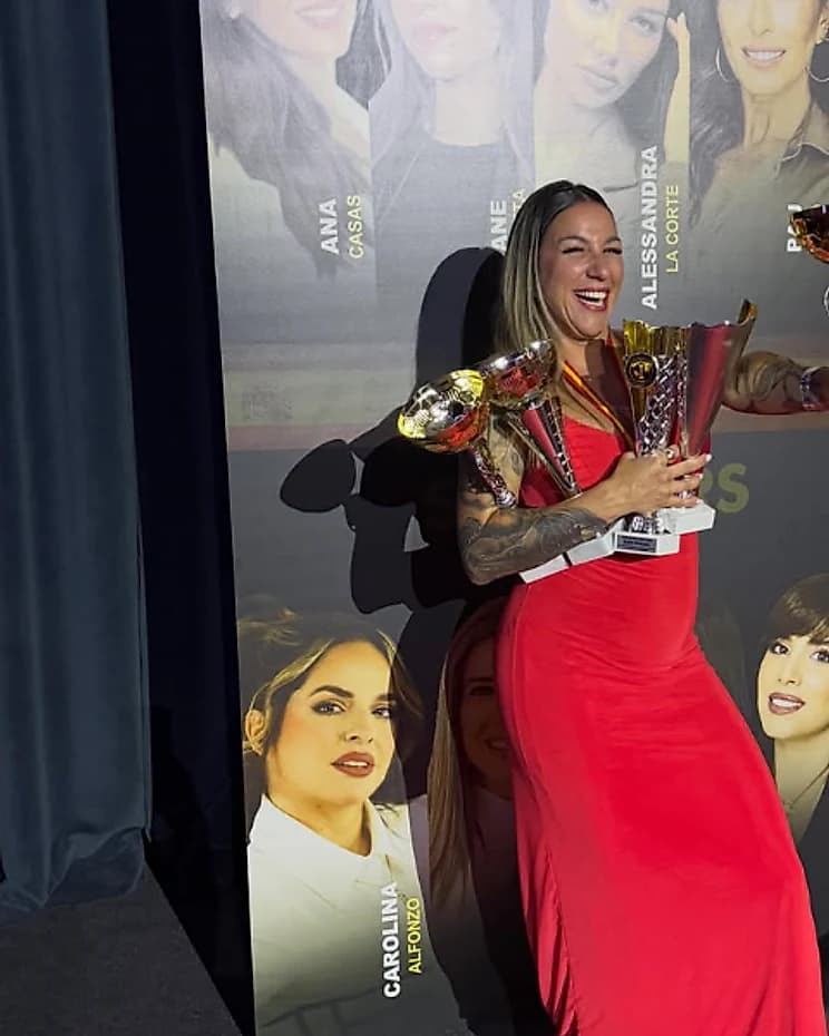 Alba Franco con los premios recibidos por su trabajo