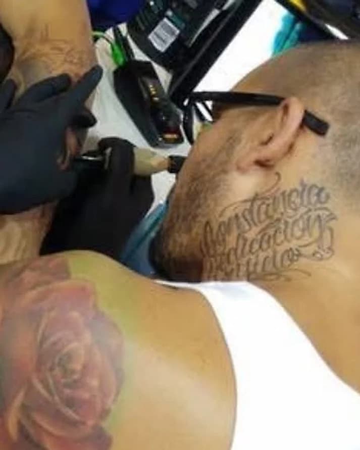 Trabajo de micropigmentación capilar y tatuaje en el estudio